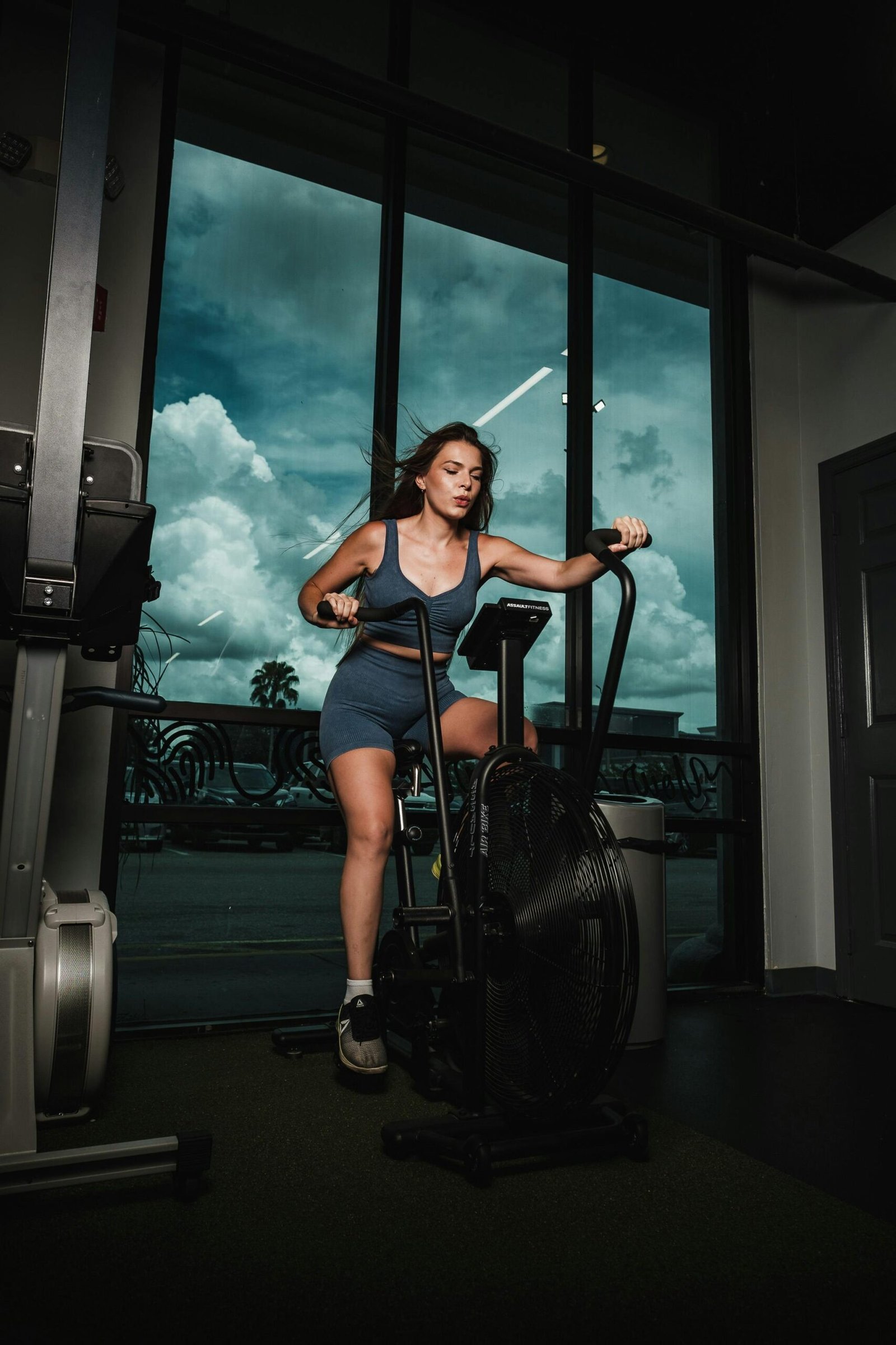 A women on a elliptical in a gym